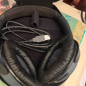 Bose noise canceling headphones - great condition